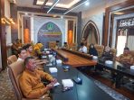Wali Kota Adi Wibowo ikuti rapat.