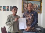IMG-20260526-WA0009 Sutopo didampingi Faris Trihatmoyo kuasa hukumnya saat menunjukkan surat bukti laporan. (istimewa)