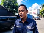Kasi Humas Polres Nganjuk AKP Fadjar Kurniadhi dan kendaraan modifikasi hasil penggerebekan gudang ilegal di Kecamatan Pace. ( Agus Karyono)
