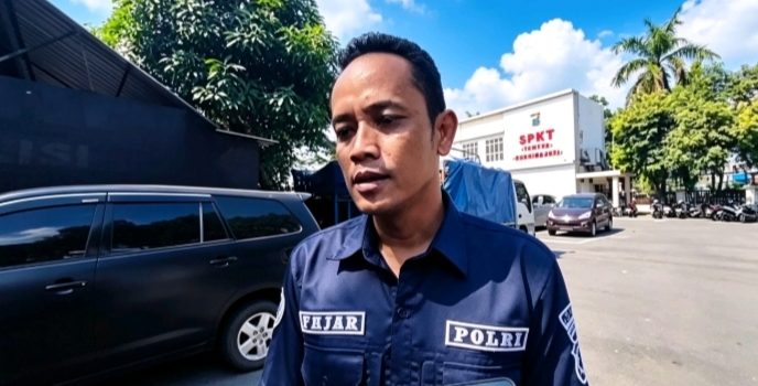 Kasi Humas Polres Nganjuk AKP Fadjar Kurniadhi dan kendaraan modifikasi hasil penggerebekan gudang ilegal di Kecamatan Pace. ( Agus Karyono)