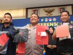Kapolres Tuban AKBP Alaiddin didampingi Kasat Resnarkoba menunjukkan barang bukti ratusan gram sabu, ribuan butir pil LL, ekstasi, serta motor Kawasaki Ninja hasil sitaan dari dua tersangka.
