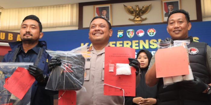 Kapolres Tuban AKBP Alaiddin didampingi Kasat Resnarkoba menunjukkan barang bukti ratusan gram sabu, ribuan butir pil LL, ekstasi, serta motor Kawasaki Ninja hasil sitaan dari dua tersangka.