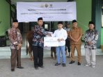 Bupati Mojokerto Gus Barra menyerahkan infaq kurban Korpri senilai Rp 245 juta. (istimewa)