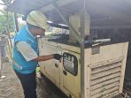 Petugas cek jaringan listrik