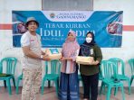 Penyerahan daging kurban secara simbolis kepada warga. (teguh)
