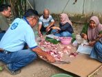 Anggota dan pengurus PWI Nganjuk saat mengemas paket daging Kurban untuk dibagikan kepada masyarakat (Agus Karyono)