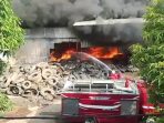Petugas damkar berjibaku memadamkan api yang membumbung tinggi (istimewa)