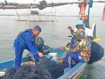 Petugas mendatangi nelayan yang menggunakan jaring Trawl