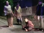 Pelaku pembacokan diamankan warga.