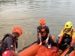 IMG-20260529-WA0005 Proses evakuasi mayat pria tanpa identitas di aliran Sungai Brantas, Mojokerto.(istimewa)