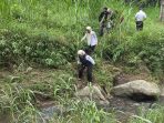 IMG-20260529-WA0007 Pegawai Dinas Cipta Karya cek sumber air.