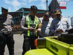 Kasat Lantas Polres Pasuruan, AKP Derie Fradesca saat rampcek Jeep.