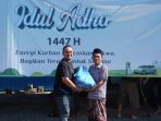 IMG-20260530-WA0010 Pegawai PLN berikan daging kurban