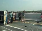 Isuzu Elf terguling di Tol Jombang-Mojokerto usai diduga mengalami pecah ban.( istimewa)