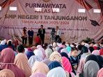 Prosesi wisuda dan pelepasan, 342 siswa SMPN 1 Tanjunganom resmi lulus di Gedung Serba Guna sekolah.