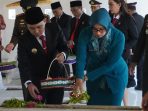 Bupati Mojokerto Muhammad Albarraa tabur bunga di makam pendahulu.