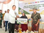 Bupati Lamongan Yuhronur Efendi menyalurkan bantuan pangan.