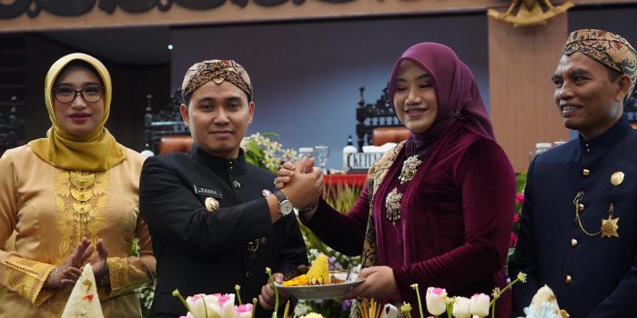 Bupati Mojokerto Muhammad Albarraa saat Rapat Paripurna Istimewa.