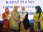 Penyerahan gadiah Lomba Berkebaya IWAPI Lamongan.