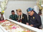 Bupati Lamongan Yuhronur Efendi saat ziarah makam leluhur.