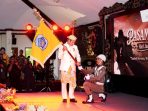 Bupati Lamongan Yuhronur Efendi saat menerima pataka Hari Jadi Lamongan ke-457. Bupati Lamongan Yuhronur Efendi saat menerima pataka Hari Jadi Lamongan ke-457.
