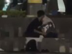 Sejoli yang viral di Taman Bundaran GKB Gresik. (Foto: Tangkapan Layar)