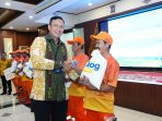 Dirut Bulog Ahmad Rizal Ramdhani menyerahkan bantuan pangan dalam rangka HUT ke-59 Bulog.