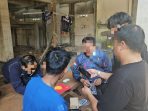 Terduga pelaku beserta barang bukti obat-obatan terlarang.