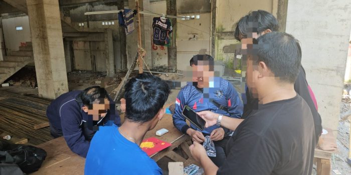 Terduga pelaku beserta barang bukti obat-obatan terlarang.