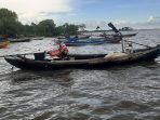 Perahu nelayan sandar di Mengare, Gresik.