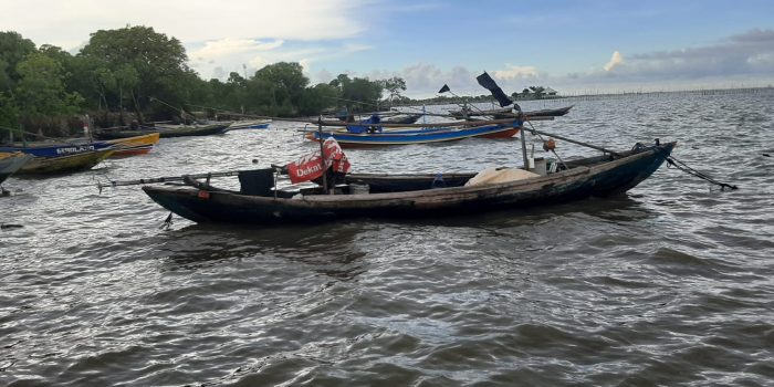 Perahu nelayan sandar di Mengare, Gresik.