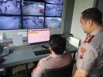 Kapolres Gresik AKBP Ramadhan Nasution saat memantau command center 110.