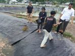 Peserta aksi dari FPR saat menggelar demonstrasi di depan Mapolda NTB, Selasa (12/5).