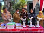 (Dari kiri) Kapolres Gresik AKBP Ramadhan Nasution, Bupati Fandi Akhmad Yani, Kajari Zam Zam Ikhwan, Kepala BNNK AKBP Suharsi dan Kepala Dinas Kesehatan Mukhibatul Khusnah saat pemusnahan barang bukti narkotika. (Foto: Andika DP)