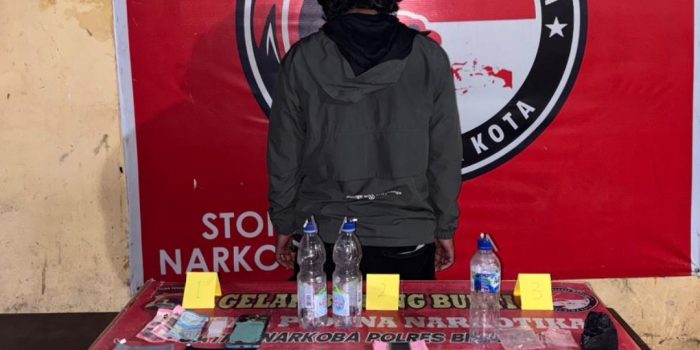 Tersangka diamankan di Polres Bima Kota.