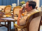 Presiden Prabowo Subianto menerima telepon. (Foto: Ist)