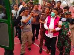 Tersangka dikeler menuju tahanan. Makelar Kasus Korupsi PKBM di Pasuruan Dijebloskan Penjara