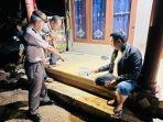 Petugas Polsek Mejayan Pasuruan saat olah TKP.