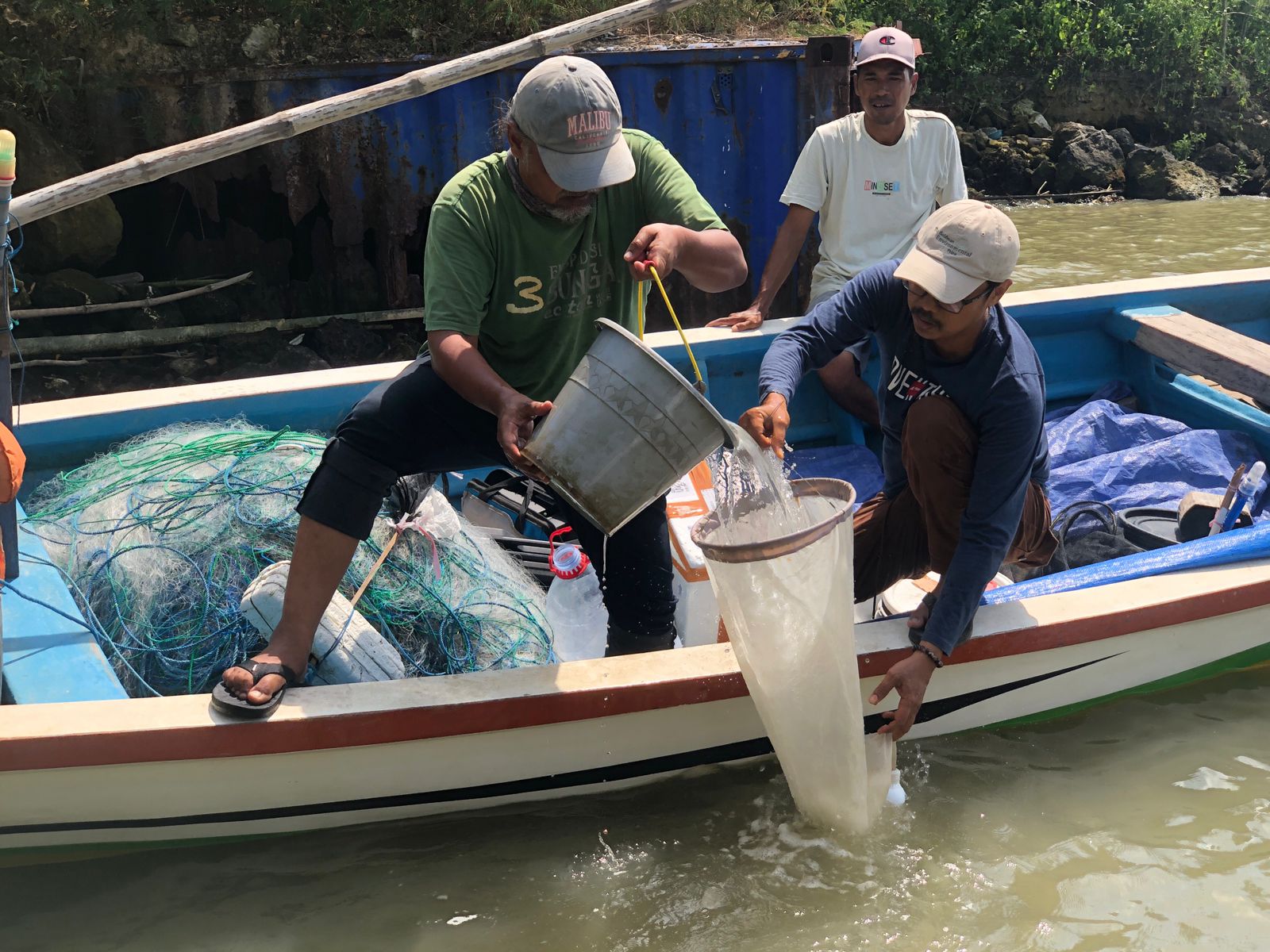 Ketika Air Laut Tidak Lagi Asin 1 Tim Ecoton mengambil sampel air laut di dekat reklamasi KEK JIIPE, Gresik.