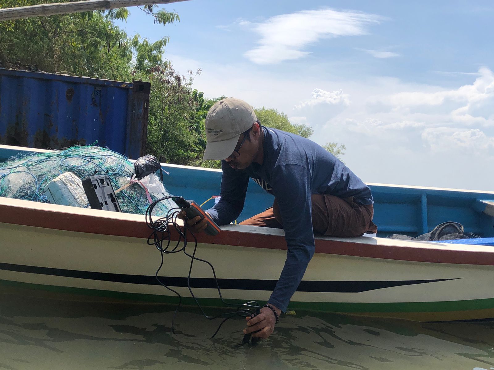 Ketika Air Laut Tidak Lagi Asin 2 Tim Ecoton mengecek kualitas air laut di dekat reklamasi KEK JIIPE, Gresik. (Foto: Ist/KabarBaik.co)
