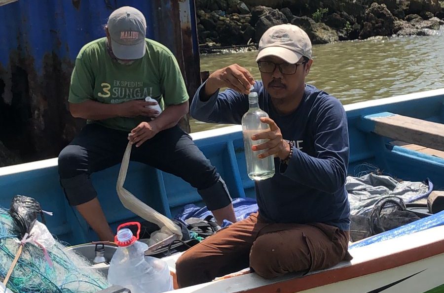 Ketika Air Laut Tidak Lagi Asin 3 Tim Ecoton mengambil sampel air laut di dekat reklamasi KEK JIIPE, Gresik. (Foto: Ist/KabarBaik.co)