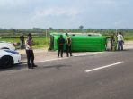Elf muat belasan penumpang terguling usai menabrak truk tangki di JLU lamongan.