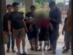 Tersangka F digiring di Mapolres Gresik.
