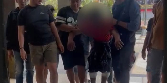 Tersangka F digiring di Mapolres Gresik.