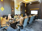 Bupati Lombok Barat Lalu Ahmad Zaini saat menerima kepala Balai Besar Pengawasan Obat dan Makanan di Mataram Yogi Abaso Mataram beserta jajaran di ruang kerjanya, Selasa (26/5). (Foto: Ist) Bupati Lombok Barat Lalu Ahmad Zaini saat menerima kepala Balai Besar Pengawasan Obat dan Makanan di Mataram Yogi Abaso Mataram beserta jajaran di ruang kerjanya, Selasa (26/5). (Foto: Ist)