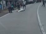 Korban tergelatak usai terserempet truk. (Foto: Ist)