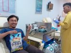 PMI Jember bagi-bagi beras ke pendonor. (Foto: Ist) PMI Jember bagi-bagi beras ke pendonor. (Foto: Ist)