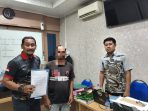 Tersangka R diamankan polisi. Tersangka R diamankan polisi.
