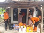 Petugas BPBD Jember menyalurkan bantuan logistik kepada Misja. (Foto: Ist)