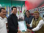 Samanhudi Anwar saat mengembalikan formulir pendaftaran calon ketua KONI Kota Blitar.